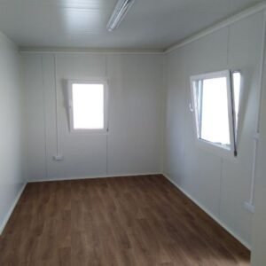 Contenedor oficina 18 m² con aseos: confort y aislamiento óptimo